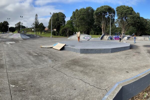 east_end_skatepark_parking_lot_nobs_line_strandon_new_plymouth_4312_skate_finder_nz